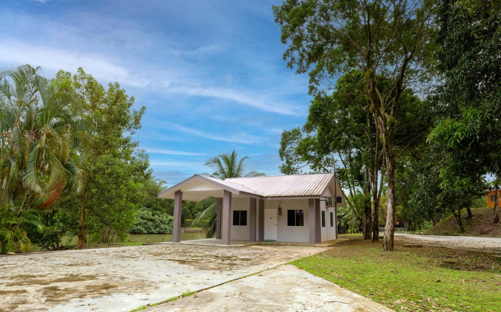 Putra Sentosa Retreat Camp, Sematan Hotel Exterior foto